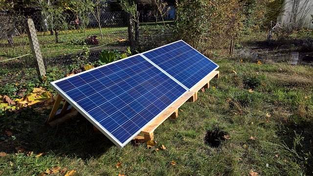 Solaranlage - Solarzellen - Einfache Aufständerung im Garten Solaranlage - Solarzellen - Einfache Aufständerung im Garten