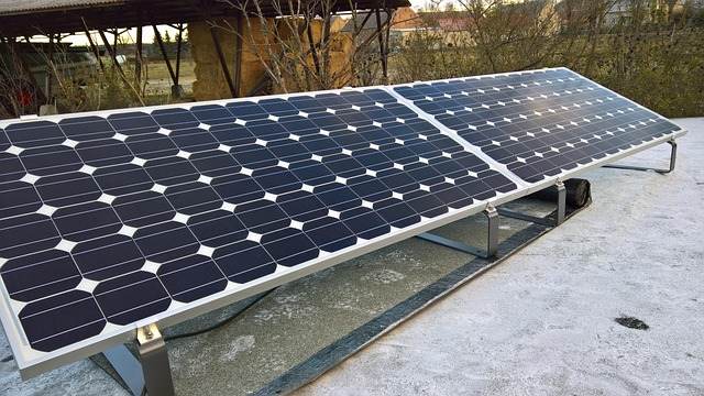 Balkonkraftwerke Berlin-Brandenburg - Energiewende Deutschland - Saubere Energie aus der Sonne 2 Solaranlage - Solarzellen - Aufständerung mit Metallprofilen im Garten